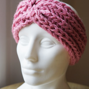 Różowa opaska typu turban