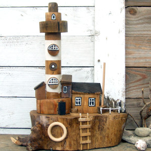 Latarnia Morska na skale - dekoracja z drewna