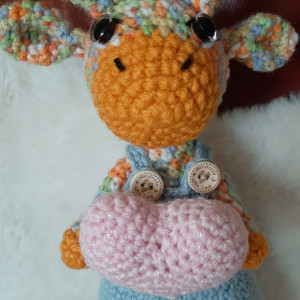 Żyrafka na szydełku z sercem.