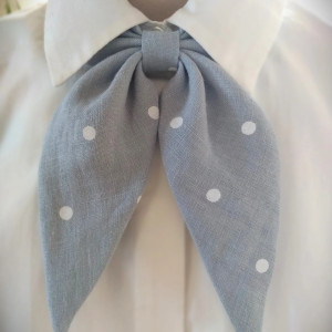 Kokarda lniana pod kołnierzyk - na gumce, z zapięciem