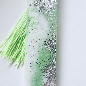 Zakładka z żywicy epoksydowej zieleń z srebrnym brokatem s04