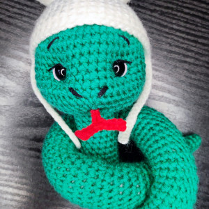 Maskotka wąż na szydełku.