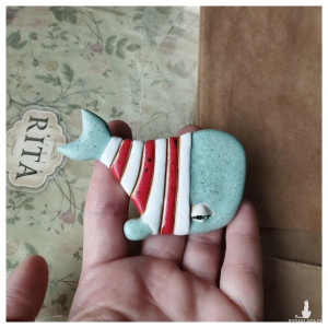 Broszka wieloryb w marynarskiej koszulce