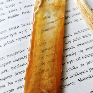 Zakładka z żywicy epoksydowej bursztynowa z płatkami hortensji s03