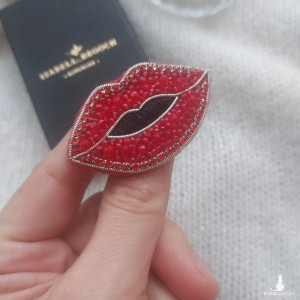 Broszka całuśne usta w srebrnym wykończeniu