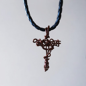 Oryginalny krzyżyk z czystej miedzi na rzemieniu