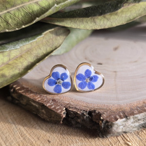 Złote kolczyki serca serduszka z niezapominajkami kwiatami małe wkręty sztyfty z żywicy żywica epoksydowa z suszonymi prawdziwymi kwiatami niezapominajki