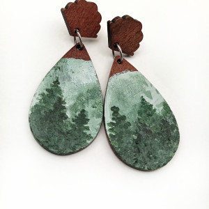 Eleganckie Drewniane Kolczyki z Ręcznie Malowanym Motywem Lasu we Mgle