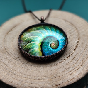 Szklany motyw pawi w miedzianej oprawie. Naszyjnik z wisiorem.