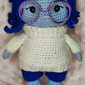 Lalka "Smutek" na szydełku