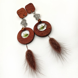 Drewniane Kolczyki z Mchem i Dmuszkiem – Styl Boho z Motywem Serca