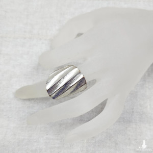 109. Duży pierścionek vintage, sygnet; mosiądz posrebrzany