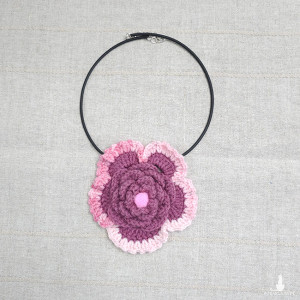 5877 szydełkowy kwiatek; naszyjnik; fioletowy, różowy naszyjnik;