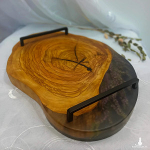 Deska do serwowania z drewnem i kompozycją kwiatową