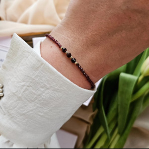 Bransoletka z granatem na jedwabnej nici