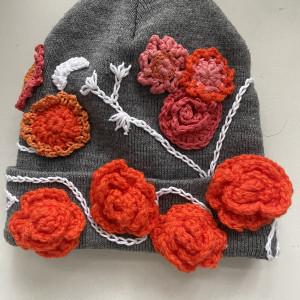 Czapka z kwiatami