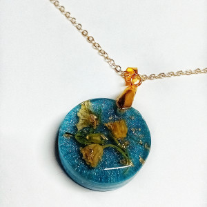 Elegancki Wisiorek z Perłowej Żywicy – Ręcznie Wykonany