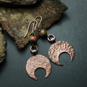 Kolczyki miedziane księżyce z unakitem fakturowane