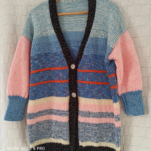 Kolorowy kardigan oversize w pastelach niebieskiego-różowego