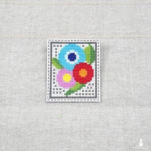 6225 haftowana broszka, przypinka - kwiaty; haft krzyżykowy