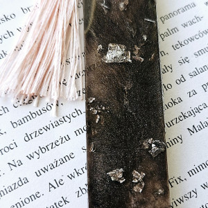 Zakładka z żywicy epoksydowej z płatkami srebra i brązem D06