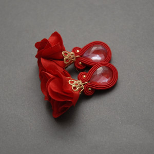 czerwone kolczyki lub klipsy sutasz z kwiatkami