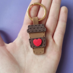 Brelok w kształcie kubka kawy na wynos