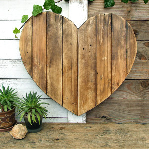 Drewniane serce ze starych desek - duża dekoracja na ścianę
