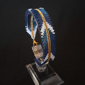 Elegancka Niebieska Bransoletka z Koralików Układających się w Kształt Jodełki