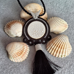 Czarno-biała zawieszka