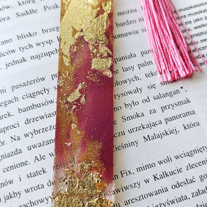 Zakładka z żywicy epoksydowej amarant i płatki złota D02