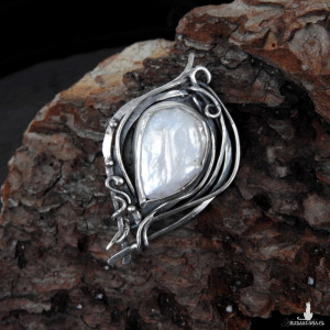 Wisiorek broszka srebrna z perłą słodkowodną