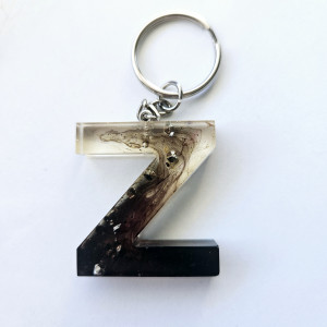 Brelok literka Z z żywicy z diamentami czarna jak coca cola