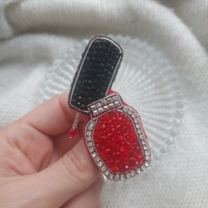 Broszka lakier do paznokci