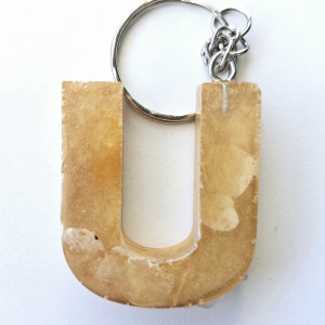 Brelok literka U bursztynowa z płatkami hortensji