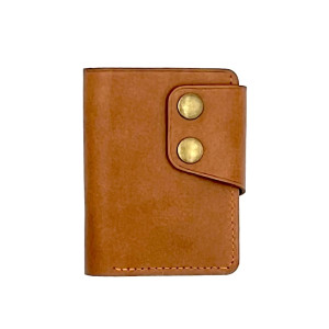 Jasno-brązowy portfel skórzany ręcznie uszyty.