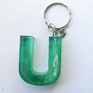 Brelok literka U zielona z brokatem i owsem