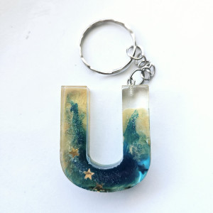 Brelok literka U galaxy niebieska ze złotem i gwiazdami