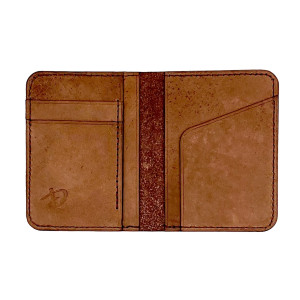 Brązowy portfel ręcznie uszyty ze skóry .