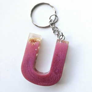 Brelok literka U ŕóżowa z gipsówką