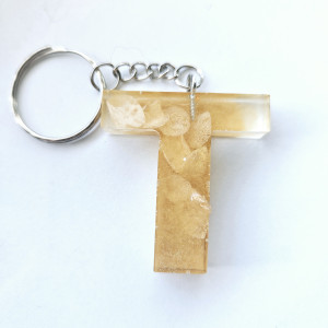 Brelok literka T bursztynowa z płatkami hortensji