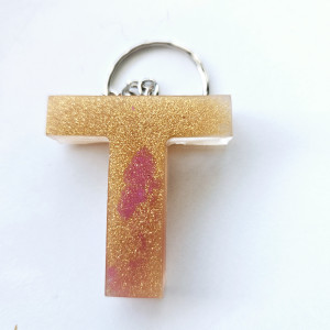 Brelok literka T bursztynowa złota z różem