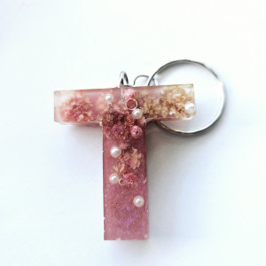 Brelok literka T ŕóżowa z gipsówką