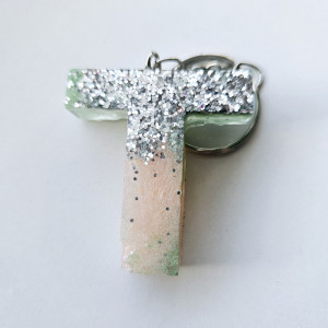 Brelok literka T zielona z różem i kwiatem