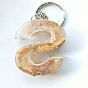 Brelok literka S przezroczysta z kredkami obierkami