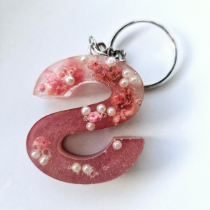 Brelok literka S ŕóżowa z gipsówką i perłami