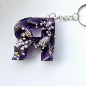 Brelok literka R galaxy fioletowa z gwiazdkami i kulkami złota