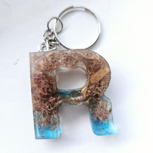 Brelok literka R niebieska roślinami