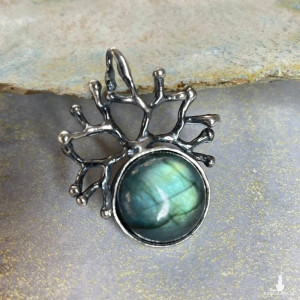 Srebrny wisiorek z labradorytem Korona Nocy a1120