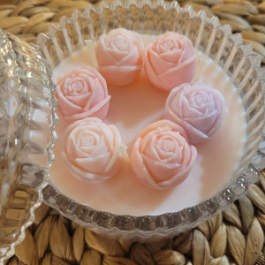 Urocza świeca w szklanej bombonierze z chwostem